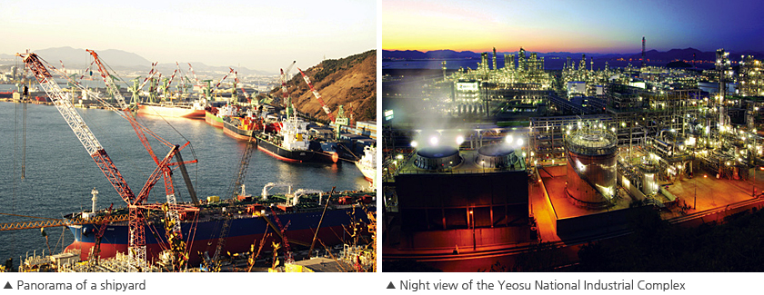 Photo-Panorama of a shipyard (left), Night view of the Yeosu National Industrial Complex (right)