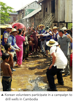 Photo-Korean volunteers participate in a campaign to drill wells in Cambodia