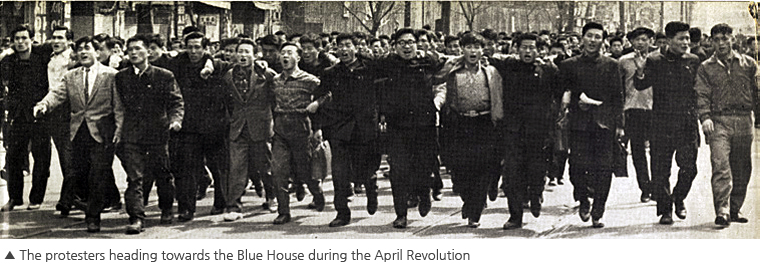 Photo-The protesters heading towards the Blue House during the April Revolution
